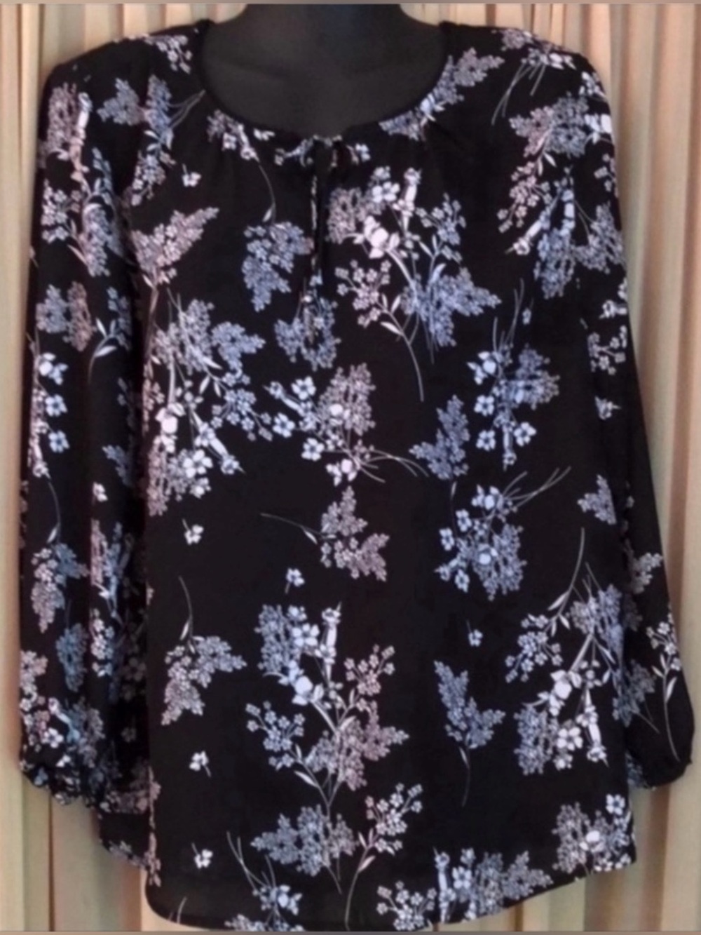 Beautiful Black/White Floral XL Alfani Blouse